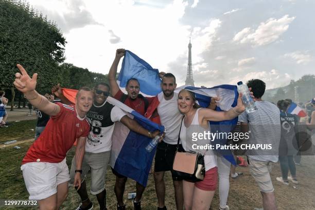 Supporters exprimant leur joie lors du 3eme et 4eme but de l'équipe de France à la 59eme et 65eme minute, 15 juillet 2018, Paris, France.