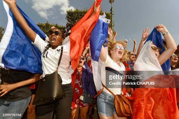 Supporters exprimant leur joie lors du premier but de l'équipe de France à la 18eme minute, 15 juillet 2018, Paris, France.