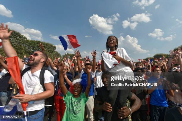 Supporters dans la fan zone, 15 juillet 2018, Paris, France.