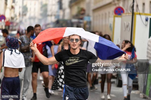 Supporter se rendant sur l'avenue des Champs-Elysées, le 15 juillet 2018, à Paris, France.