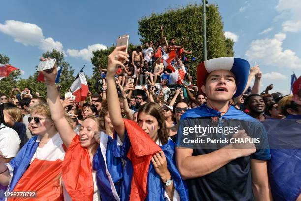 Supporters chantant la Marseillaise en attendant le début de la finale, 15 juillet 2018, Paris, France.