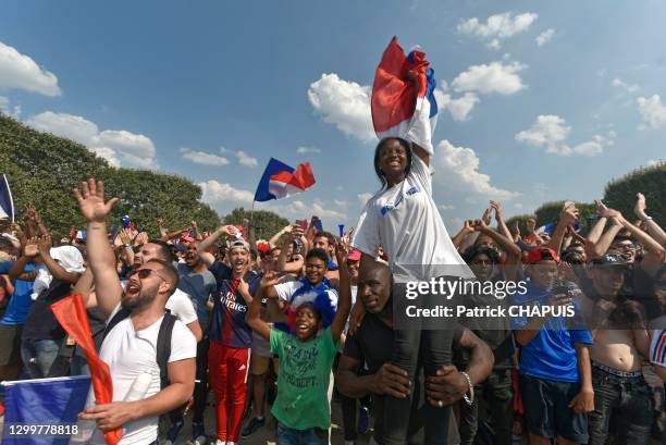 Supporters dans la fan zone, 15 juillet 2018, Paris, France.