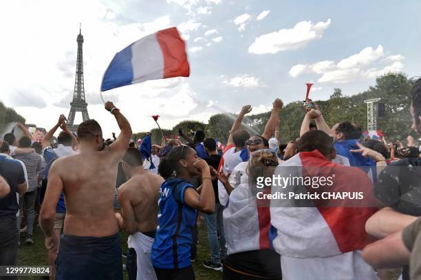 Supporters exprimant leur joie à la fin du match, 15 juillet 2018, Paris, France.