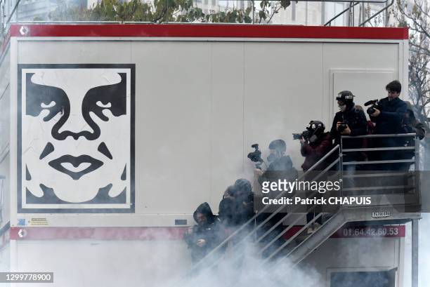 Photo-journalistes dans la fumée des gaz lacrymogène, Place d'Italie lors de la manifestation "premier anniversaire" et acte 53 du mouvement des...