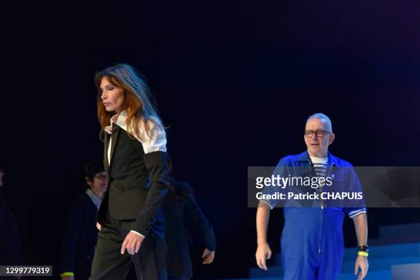 Actrice et mannequin Laurence Treil et le grand couturier français Jean-Paul Gaultier lors de la préparation de son défilé de haute couture le 22...