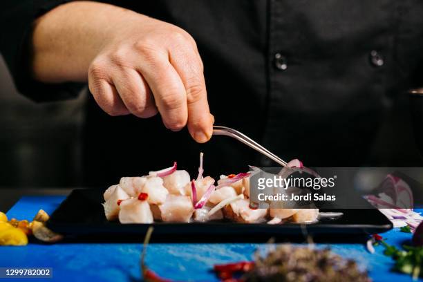 chef preparing a recipe of ceviche - pince chirurgicale photos et images de collection