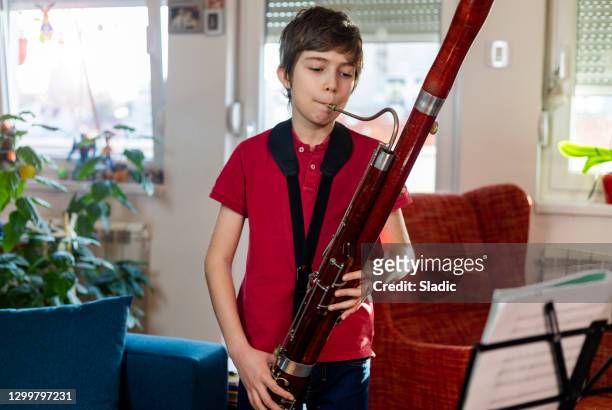 homeschooling musikunterricht - bassoon stock-fotos und bilder