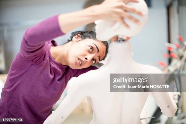 La créatrice Siham installe une tête sur le corps d'une poupée en silicone, 21 septembre 2017, Lyon, France. Plus qu'un jouet sexuel, la poupée love...