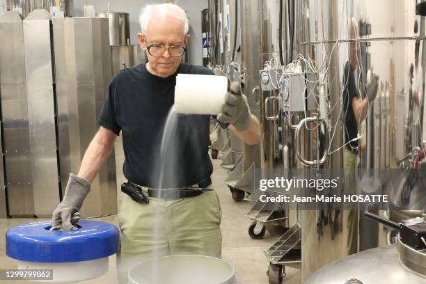 Hugh Hixon cryopréservateur remplit un récipient destiné à recevoir le cerveau d'un neuropatient avec de l'azote liquide, 4 juin 2013, société Alcor,...