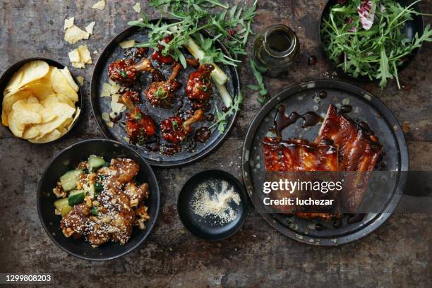 bbq lollipop chicken wings und würzig glasierte schweinerippen - rippe speise stock-fotos und bilder