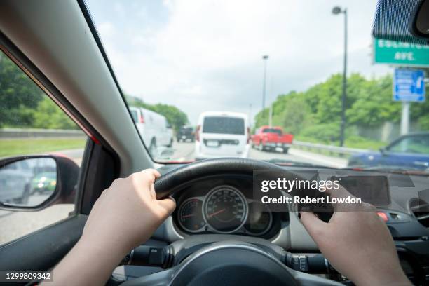 first person view of driving in a traffic jam on a busy highway - busy street stockfoto's en -beelden