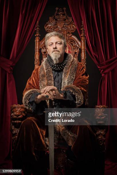 historische koning in studio spruit - king royal person stockfoto's en -beelden