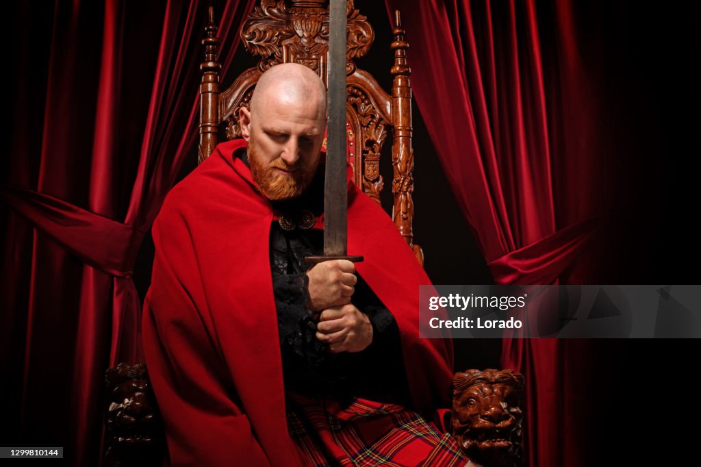Schottischer König auf dem Thron im Studio-Shooting