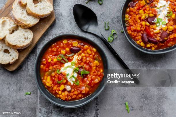 vegetarian chili con carne, chili sin carne - lentil stockfoto's en -beelden