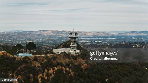 projectile aérien du site radio de crête de selle - tour de transmission par micro ondes photos et images de collection