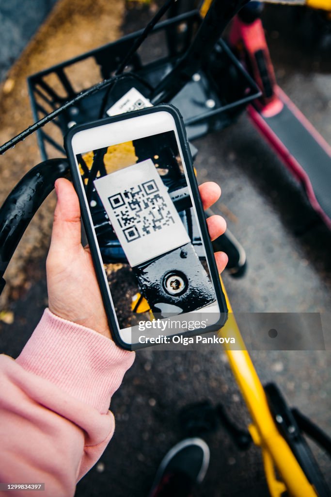 Sharing bicycle system with QR code scanning, rental bicycles, use of gadget