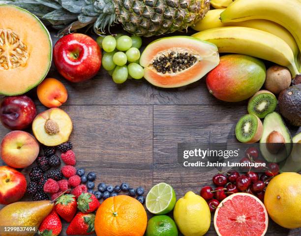 fresh fruit arrangement - kiwi fruta imagens e fotografias de stock