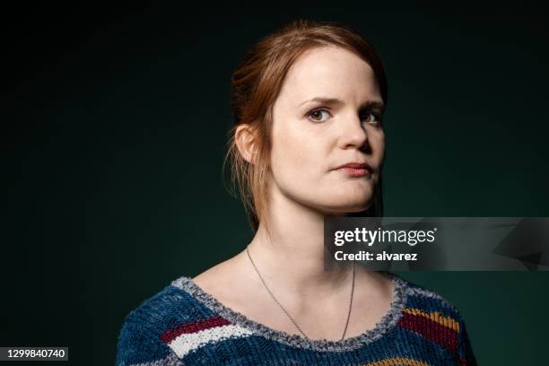 veroordelende vrouw die bij camera fronst - verbazing stockfoto's en -beelden