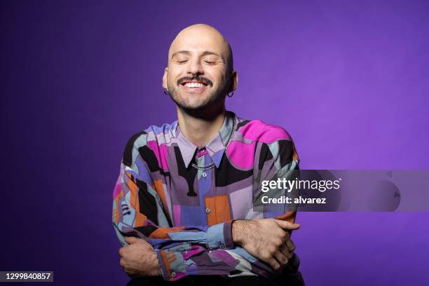 hombre calvo elegante sintiéndose feliz - parcialmente calvo fotografías e imágenes de stock