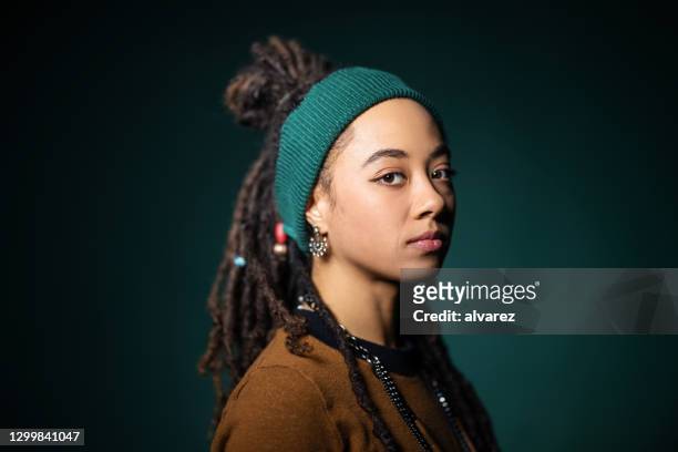 studio portrait of young woman with blank expression - person of colour stock pictures, royalty-free photos & images