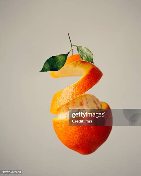 peeled orange - orange isolated stockfoto's en -beelden