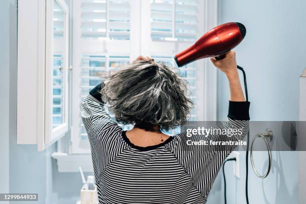 donna che asciuga i capelli - hair dryer foto e immagini stock