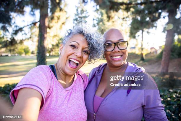 twee zwarte damevrienden die selfies nemen - fat lesbian stockfoto's en -beelden