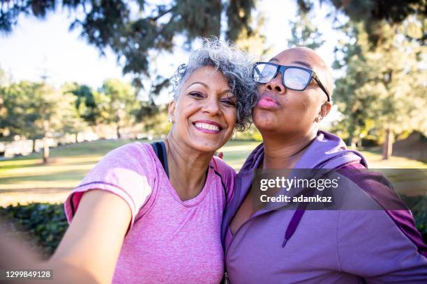 twee zwarte damevrienden die selfies nemen - fat lesbian stockfoto's en -beelden