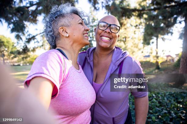 twee zwarte damevrienden die selfies nemen - fat lesbian stockfoto's en -beelden