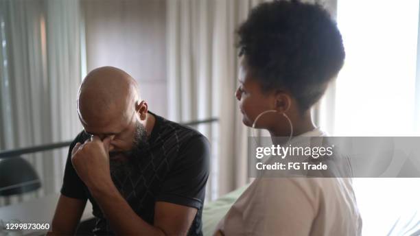 hija consolando triste padre en casa - lucho en familia fotografías e imágenes de stock