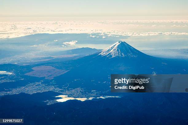 mount fuji aerial view - prefettura di shizuoka foto e immagini stock