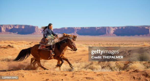 navajo broers galopperen op paarden in arizona - usa - navajo etniciteit stockfoto's en -beelden