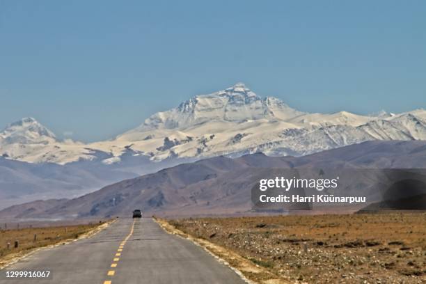majestic mountains of himalayan mountain ridge - tibet autonomous region stock pictures, royalty-free photos & images