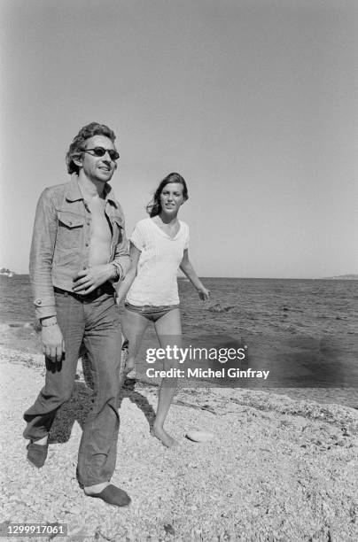 Le chanteur et compositeur français Serge Gainsbourg avec l'actrice et chanteuse britannique Jane Birkin sur une plage à Saint-Tropez.