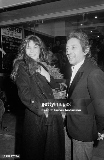 Le chanteur et compositeur français Serge Gainsbourg arrivant au théâtre du Grand-Guignol avec l'actrice et chanteuse britannique Jane Birkin.