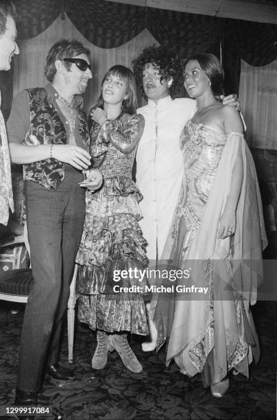 Le chanteur et compositeur français Serge Gainsbourg avec l'actrice et chanteuse britannique Jane Birkin à une soirée déguisée avec le producteur...