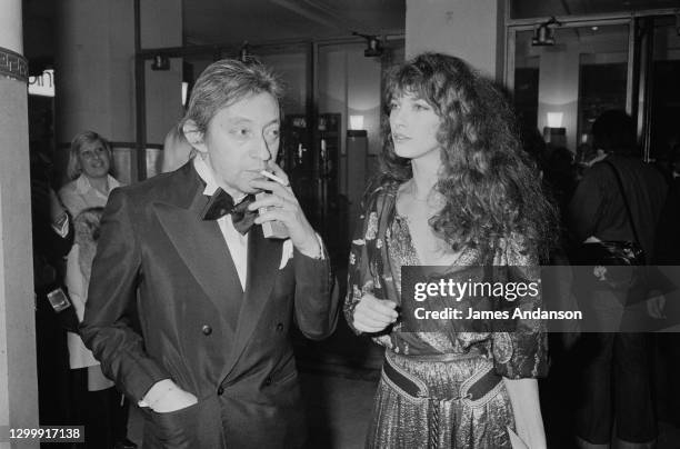 Le chanteur et compositeur français Serge Gainsbourg avec l'actrice et chanteuse britannique Jane Birkin à « La Nuit des Césars » à Paris.