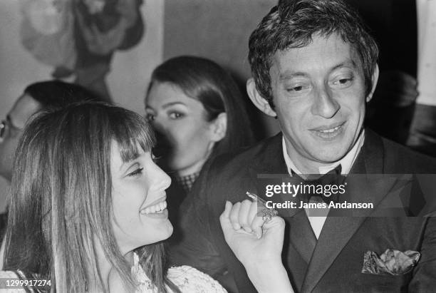 Le chanteur et compositeur français Serge Gainsbourg avec l'actrice et chanteuse britannique Jane Birkin au gala de l'Union des artistes à Paris.