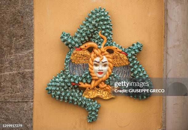 maiolica siciliana, taormina - taormina stock pictures, royalty-free photos & images