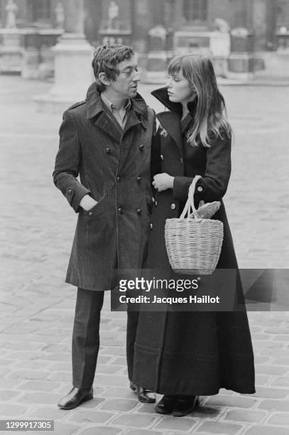 Le chanteur et compositeur français Serge Gainsbourg avec l'actrice et chanteuse britannique Jane Birkin dans la cour du Collège National des...