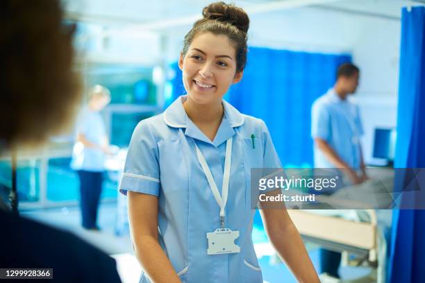 ung sjuksköterska på avdelningen - tunic bildbanksfoton och bilder