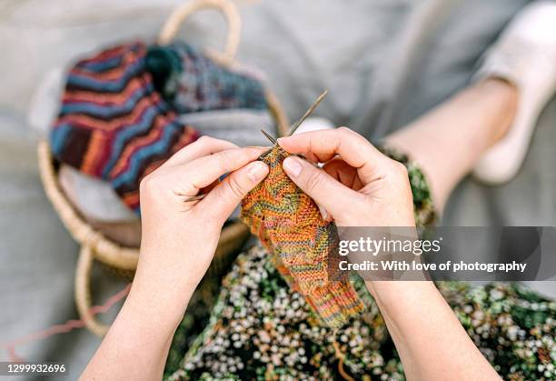 woman hands knitting close-up hobby, leisure activity, handmase socks, wool - mani fili foto e immagini stock