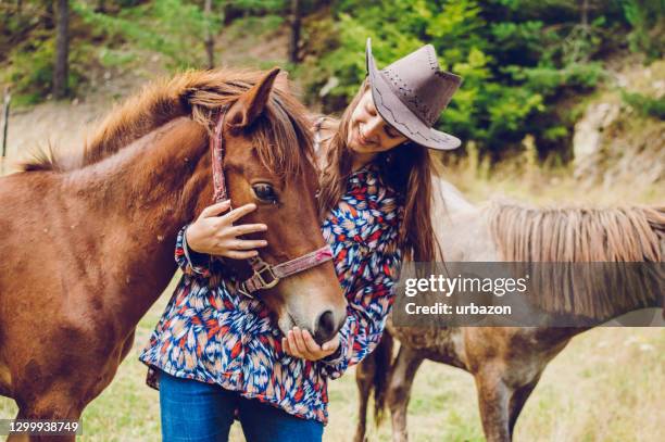 vaquera con potros - cabestro fotografías e imágenes de stock