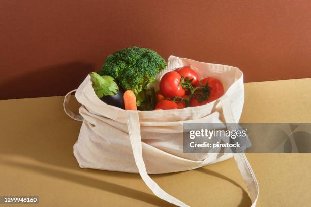 sac à provisions réutilisable avec légumes frais - sac photos et images de collection
