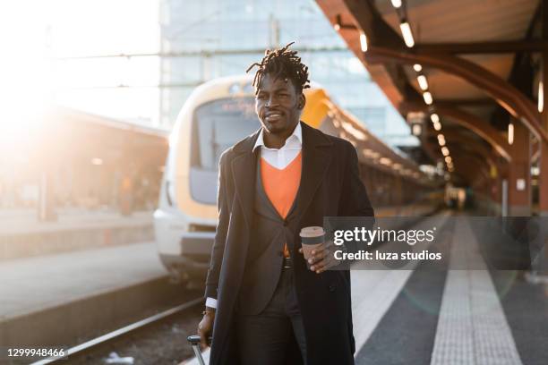 zakenman die op het perron van het treinstation loopt - black coat stockfoto's en -beelden