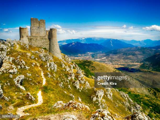 rocca calascio, l'aquila, abruzzo, italy - abruzzi fotografías e imágenes de stock