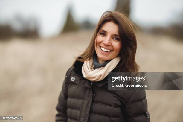 ritratto di donna in natura. - older woman with brown hair foto e immagini stock