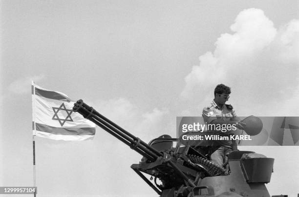 Soldat sur la Tourelle d'un véhicule blindé char lors d'une exposition sur l'armement sur l'aéroport de Tel-Aviv le 22 juillet 1976, Israël