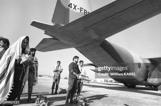 Acteurs près d'un avion de transport militaire lors du tournage du film 'Opération Thunderbolt' qui retrace la prise d'otages à Entebbe par des...