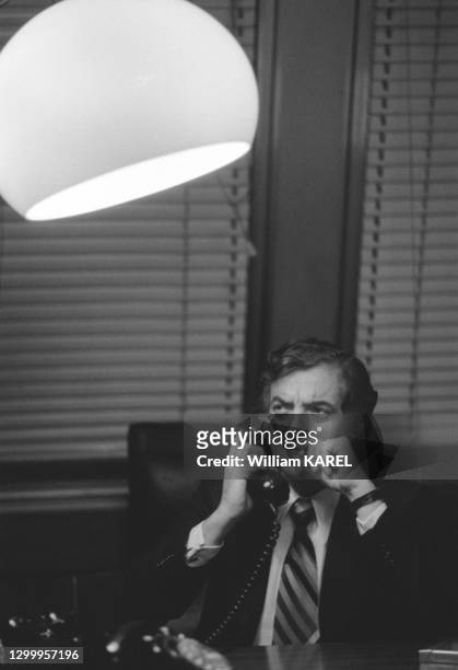 Homme d'affaires franco-israélien Samuel Flatto-Sharon au téléphone dans son bureau à Tel-Aviv le 11 janvier 1977, Israël